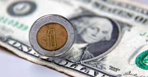 Peso mexicano cierra en $17.43, su mejor nivel desde 2016