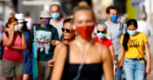 A partir del sábado 26 en España dejarán de usar cubrebocas