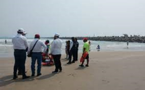En alerta marinos para rescatar ba&ntilde;istas en la playa