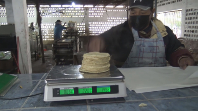 VIDEO Sube un peso el kilo de tortilla en Nuevo Laredo; Rondar&aacute; los 29 pesos