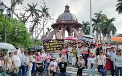 Se manifiestan contra los libros