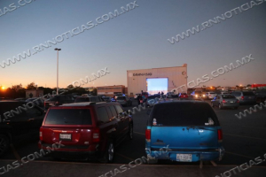 DISFRUTAN J&Oacute;VENES NEOLAREDENSES DE AUTOCINEMA