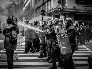 Renuncias, desánimo y presión merman fuerzas policiales en EU