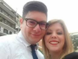 Hombre muere en un vuelo mientras viajaba con su esposa embarazada