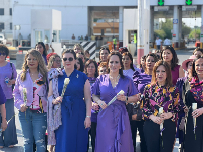 VIDEO Conmemoran D&iacute;a internacional de la Mujer con abrazo a mitad de Puente Internacional