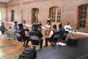 Autoridades federales se re&uacute;nen con familiares de las v&iacute;ctimas de masacre