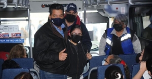 Salen primeros 30 autobuses para vacunaci&oacute;n transfronteriza