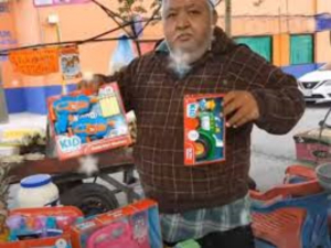 Don Dago cambia elotes por regalos de navidad para ni&ntilde;os en situaci&oacute;n vulnerable