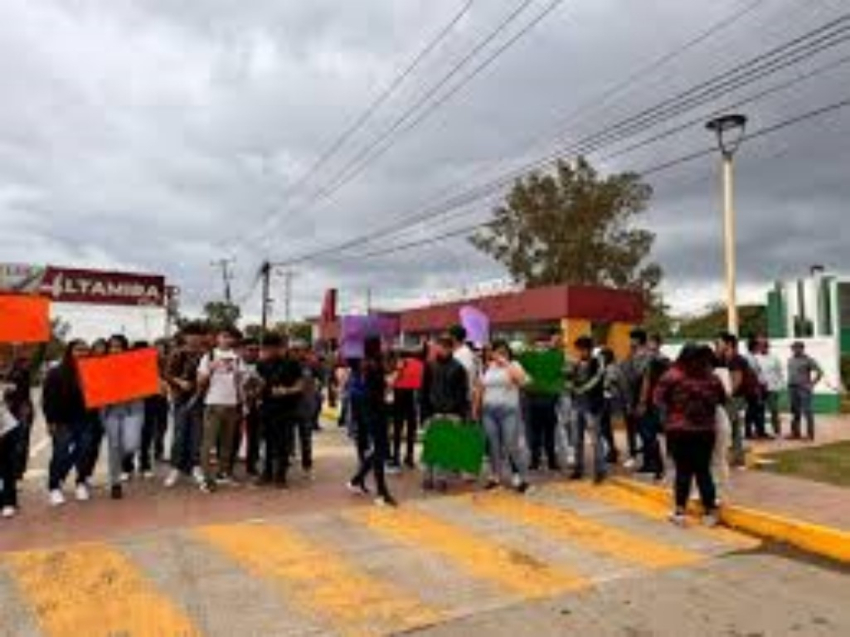Siguen bloqueos de maestros del Tecnológico de Altamira