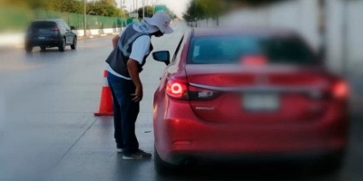 Revisan autos de turistas en Madero por Covid-19