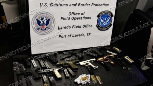 Oficiales de CBP confiscan un importante alijo de armas y cargadores en el puerto de entrada de Laredo
