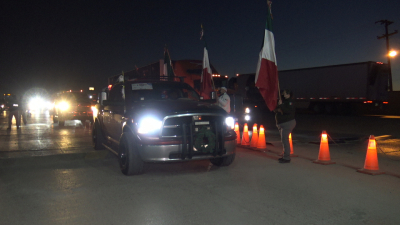 Cruzan m&aacute;s de 2 mil 500 veh&iacute;culos de paisanos por Nuevo Laredo en Mega Caravana Queretana