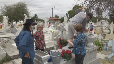 VIDEO Reciben panteones de Nuevo Laredo cientos de visitantes por Día de muertos