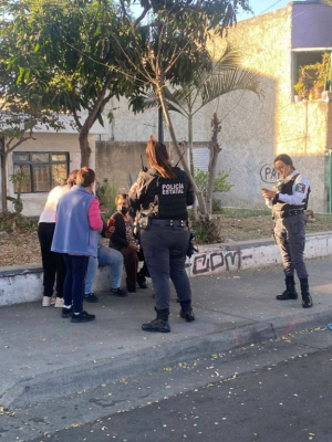 Ni&ntilde;a apu&ntilde;ala a su mam&aacute; porque le quit&oacute; el celular en Jalisco