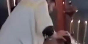 Sacerdote sumerge brutalmente a niña en agua bendita; “tenía el diablo”