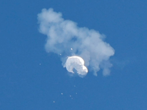 EU quería sobrevolar cielo mexicano para cazar globo espía chino: AMLO