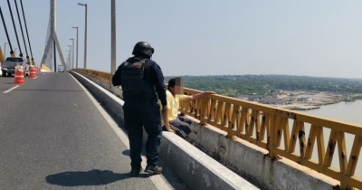 Intenta lanzarse del Puente Tampico