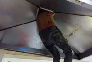 Sujeto entra a robar a una pollería y queda atrapado en la chimenea