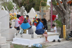 VISITAN PANTEONES MUNICIPALES M&Aacute;S DE 11 MIL PERSONAS POR D&Iacute;A DE LAS MADRES