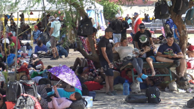 Sufren migrantes varados en Nuevo Laredo por ola de calor de m&aacute;s de 43 grados