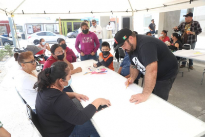PARTICIPAN FAMILIAS Y ARTISTAS LOCALES EN LA CREACI&Oacute;N DE MURAL EN DISPENSARIO M&Eacute;DICO EN LA COLONIA PRIMERO DE MAYO