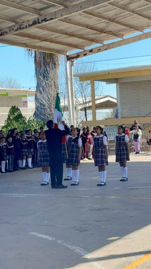 Conmemoran el d&iacute;a de la Bandera con abanderamiento de escoltas
