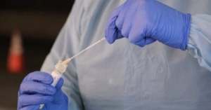 &Oacute;micron y Delta provocar&aacute;n tsunami de contagios: experta de la OMS