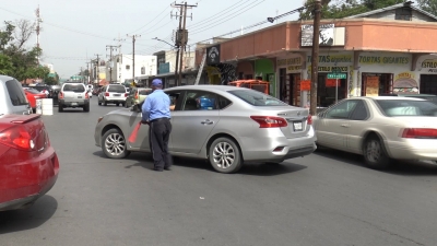 VIDEO Trabajan bajo las altas temperaturas