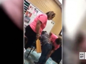Directora de escuela golpea con una tabla a alumna de 6 años