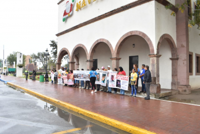 VIDEO Se manifiestan familiares de v&iacute;ctimas de desaparici&oacute;n en la Presidencia de Nuevo Laredo piden memorial y apoyos