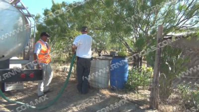 Bajo el reparto de agua en pipas a colonias por temporada de fr&iacute;os
