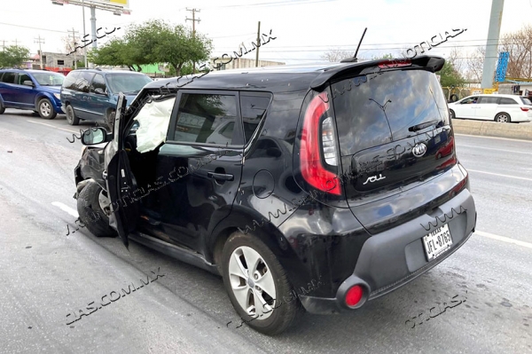 Choca en la avenida Reforma y causa daños