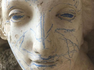 Ni&ntilde;os &lsquo;vandalizan&rsquo; esculturas que fueron conservadas por siglos