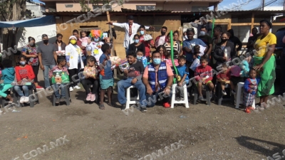 Les festejan Navidad a ni&ntilde;os migrantes en Nuevo Laredo