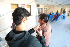 APROVECHAN CIUDADANOS VACUNACI&Oacute;N CONTRA LA INFLUENZA EN CENTRAL DE CAMIONES