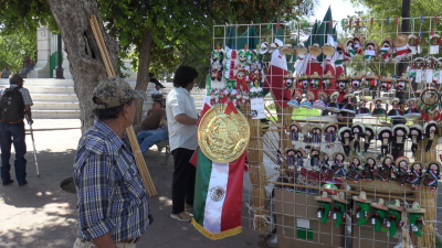 VIDEO Ofertan productos artesanales alusivos al mes patrio