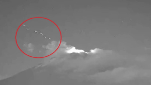 Captan ovnis saliendo del Popocat&eacute;petl durante la noche