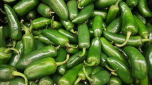 Desploma precio, regalan los chiles