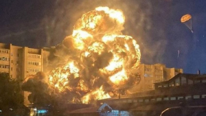 Avi&oacute;n militar se estrella contra edificio de departamentos en Rusia