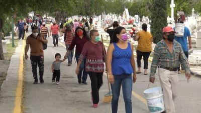 VIDEO Se llenan panteones municipales por D&iacute;a de muertos