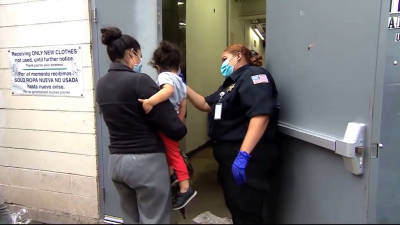 VIDEO Migrantes esperanzados con eliminaci&oacute;n de Programa Qu&eacute;date en M&eacute;xico y t&iacute;tulo 42