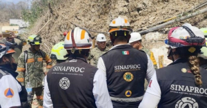 Logran rescatar a primer trabajador atrapado en mina de Sinaloa