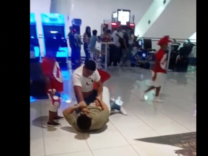 Padres pelean en Cin&eacute;polis; sus hijos los separan