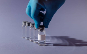 EU eliminar&aacute; obligatoriedad de vacuna de covid-19 a extranjeros que lleguen en avi&oacute;n desde mayo