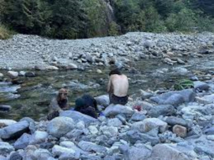 Rescatan a hombre que sobrevivi&oacute; 30 d&iacute;as perdido en el bosque