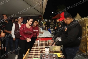 DISFRUTAN FAMILIAS NEOLAREDENSES BAILE Y COMIDA EN EL BAZAR FEST