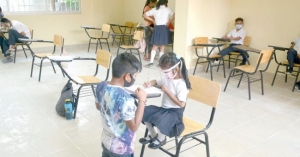 Cerrar&iacute;an escuelas con casos COVID